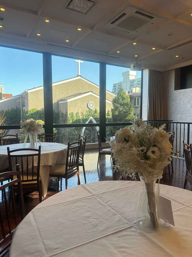 披露宴会場から教会が見える