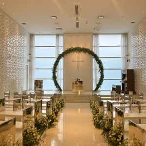 すりガラスで外が見えないような工夫のなされたチャペル