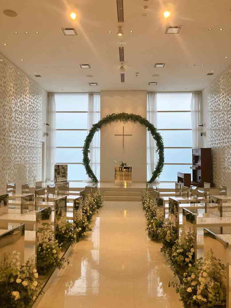 すりガラスで外が見えないような工夫のなされたチャペル