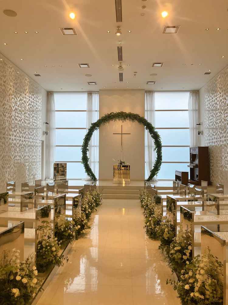 すりガラスで外が見えないような工夫のなされたチャペル