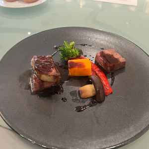 試食会。レストランが併設されている会場なため美味しいです。フォアグラがとろけて美味しかったです。