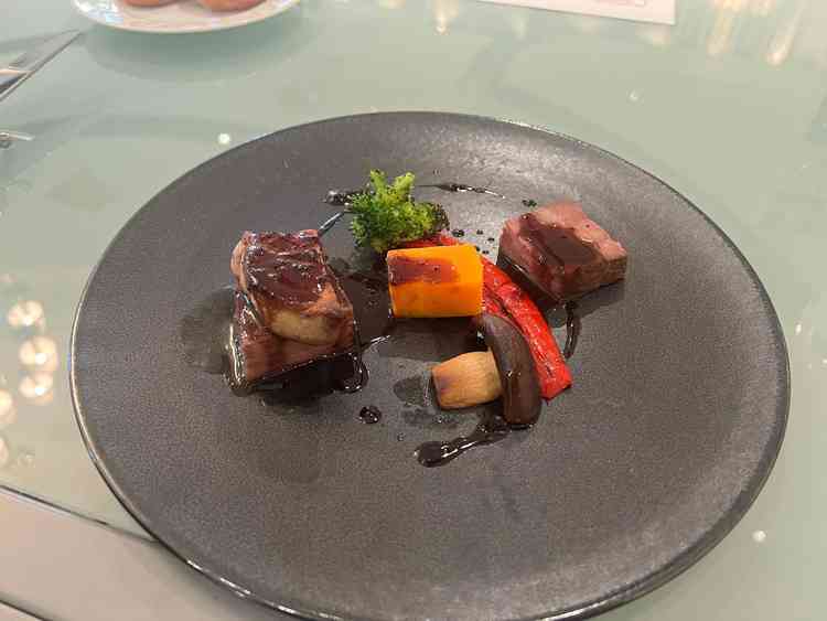 試食会。レストランが併設されている会場なため美味しいです。フォアグラがとろけて美味しかったです。