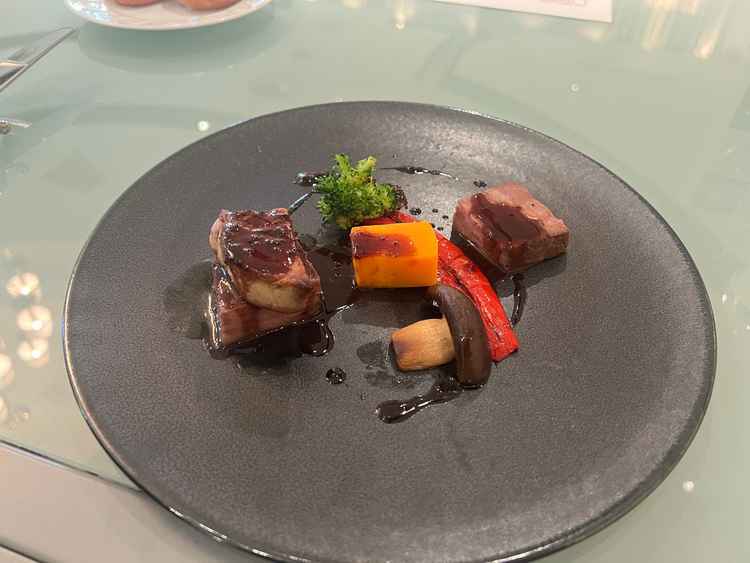 試食会。レストランが併設されている会場なため美味しいです。フォアグラがとろけて美味しかったです。