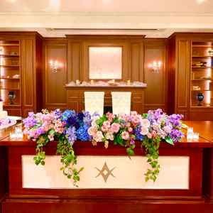 披露宴会場。木目調で落ち着いた雰囲気。