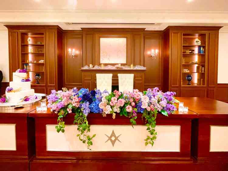 披露宴会場。木目調で落ち着いた雰囲気。