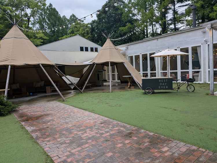 キャンプがコンセプトの方の披露宴会場を見学しました。