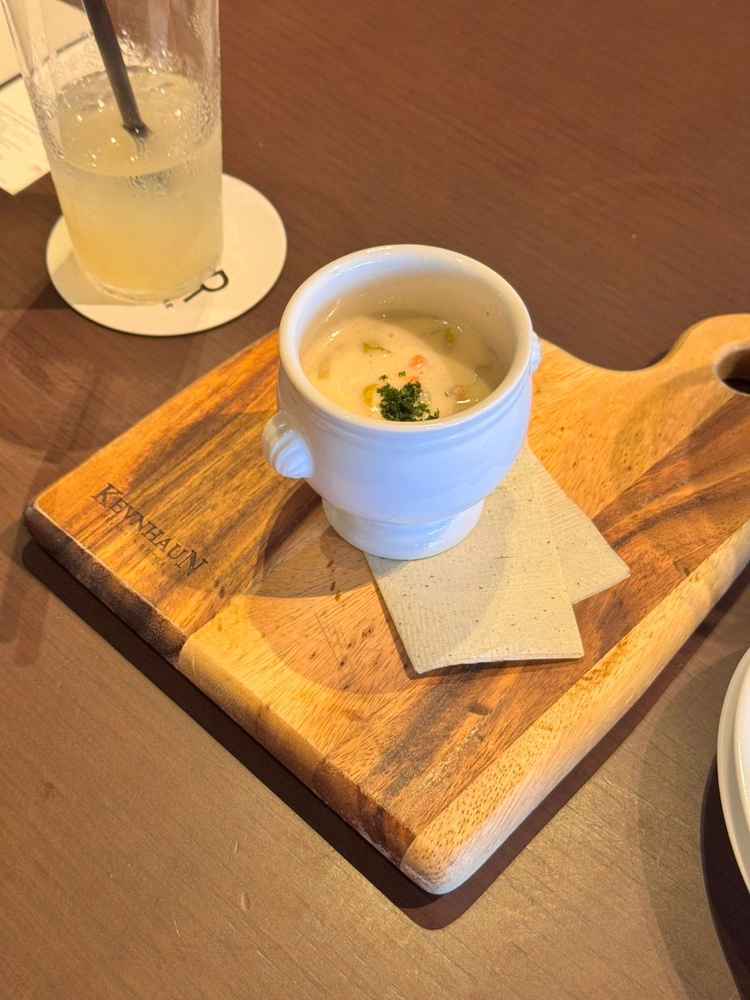 試食のカマンベールチーズのクラムチャウダーです。上品な味わいで老若男女問わず好きな味だと感じました。