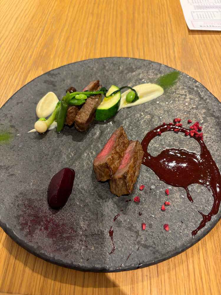 こちらはお料理の写真です。四種類のメインの内、二種類を頂きました。とても美味しかったです。