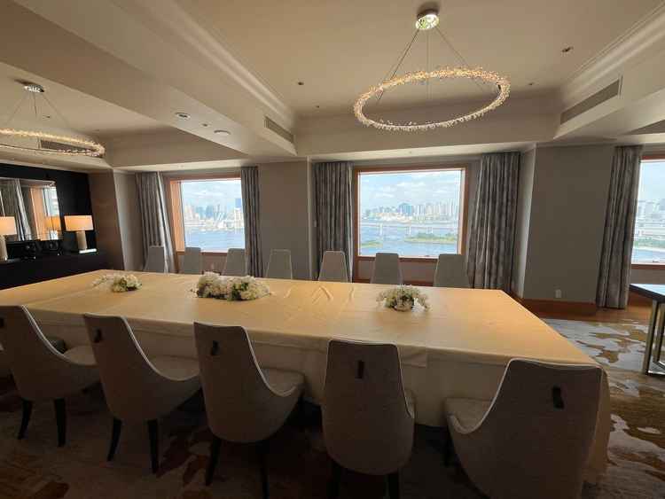 少人数でゆったり過ごせる「ロイヤルスイートルーム」。窓からの眺めは圧巻です