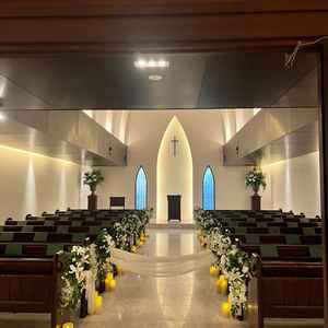 高く広がる天井と、木の温もりとベージュカラーの落ち着いたアットホームなデザインが良い。