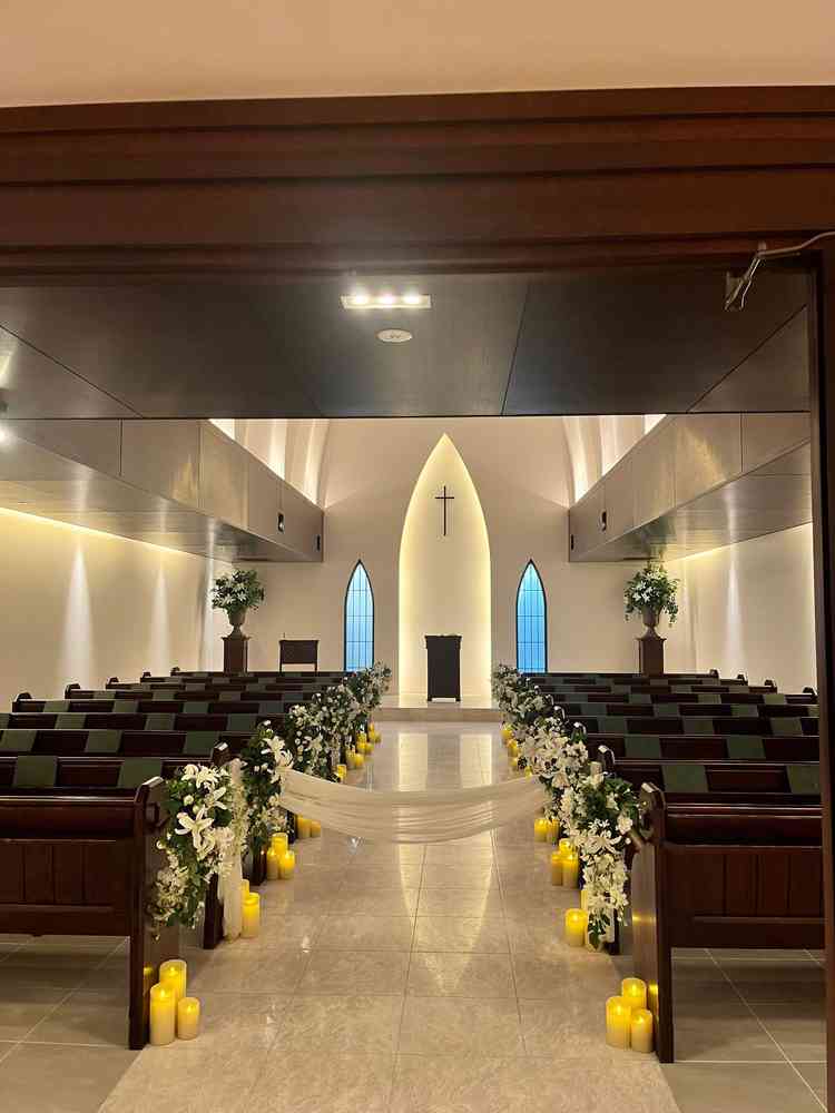 高く広がる天井と、木の温もりとベージュカラーの落ち着いたアットホームなデザインが良い。