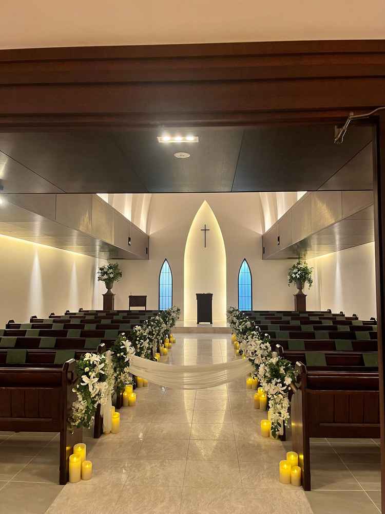 高く広がる天井と、木の温もりとベージュカラーの落ち着いたアットホームなデザインが良い。