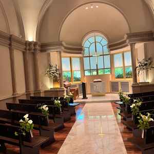 チャペルは最大50名ほどなので、披露宴を大人数でやる人は絞らないといけない。