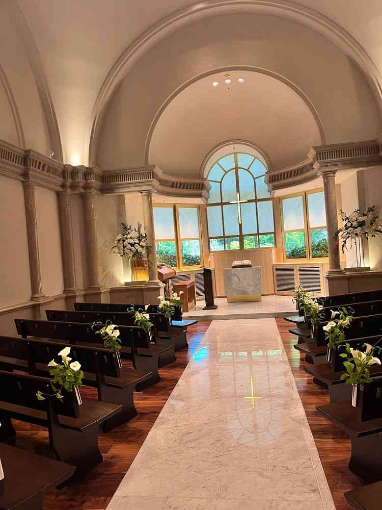 チャペルは最大50名ほどなので、披露宴を大人数でやる人は絞らないといけない。