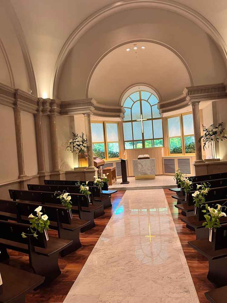 チャペルは最大50名ほどなので、披露宴を大人数でやる人は絞らないといけない。