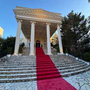 外にある大階段です。実際に階段の上に立つことで当日の想像がつきました。