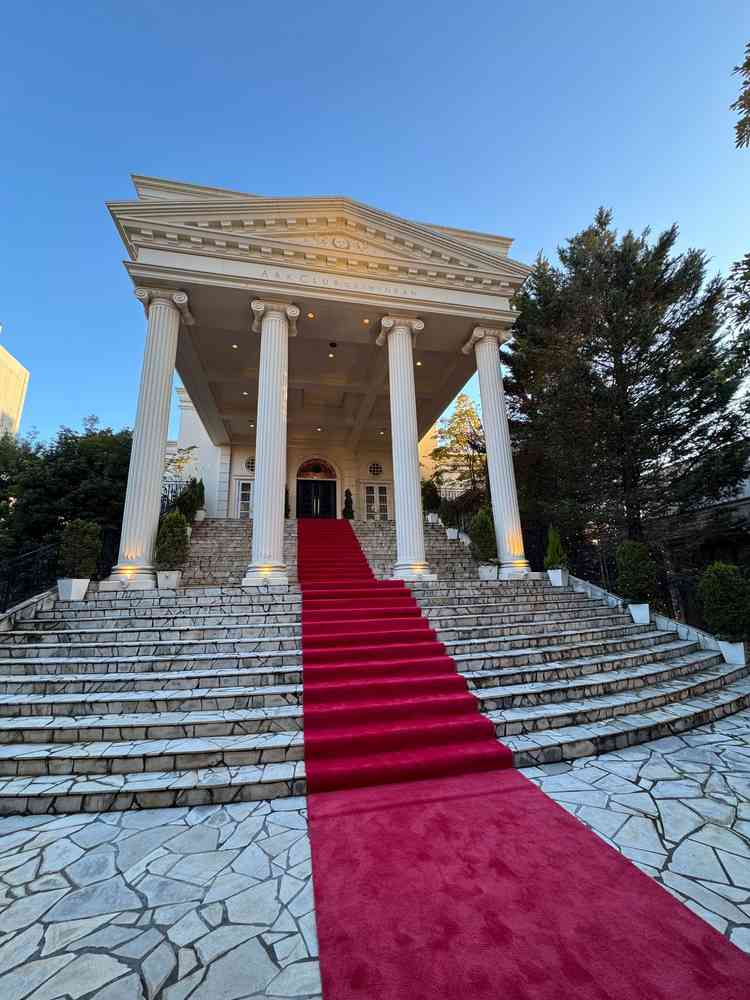 外にある大階段です。実際に階段の上に立つことで当日の想像がつきました。