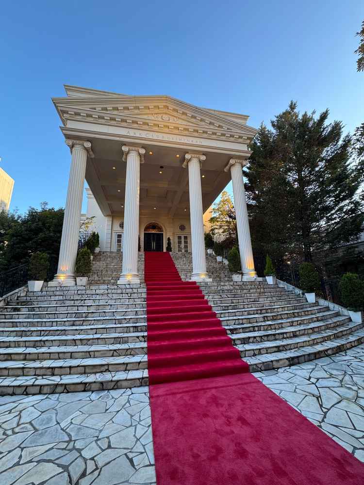 外にある大階段です。実際に階段の上に立つことで当日の想像がつきました。