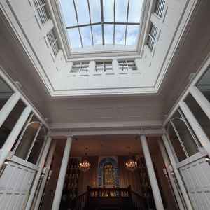 式場では、ゲストの頭上は天井まで高く、自然光が差し込む。オルゴールの音色も綺麗