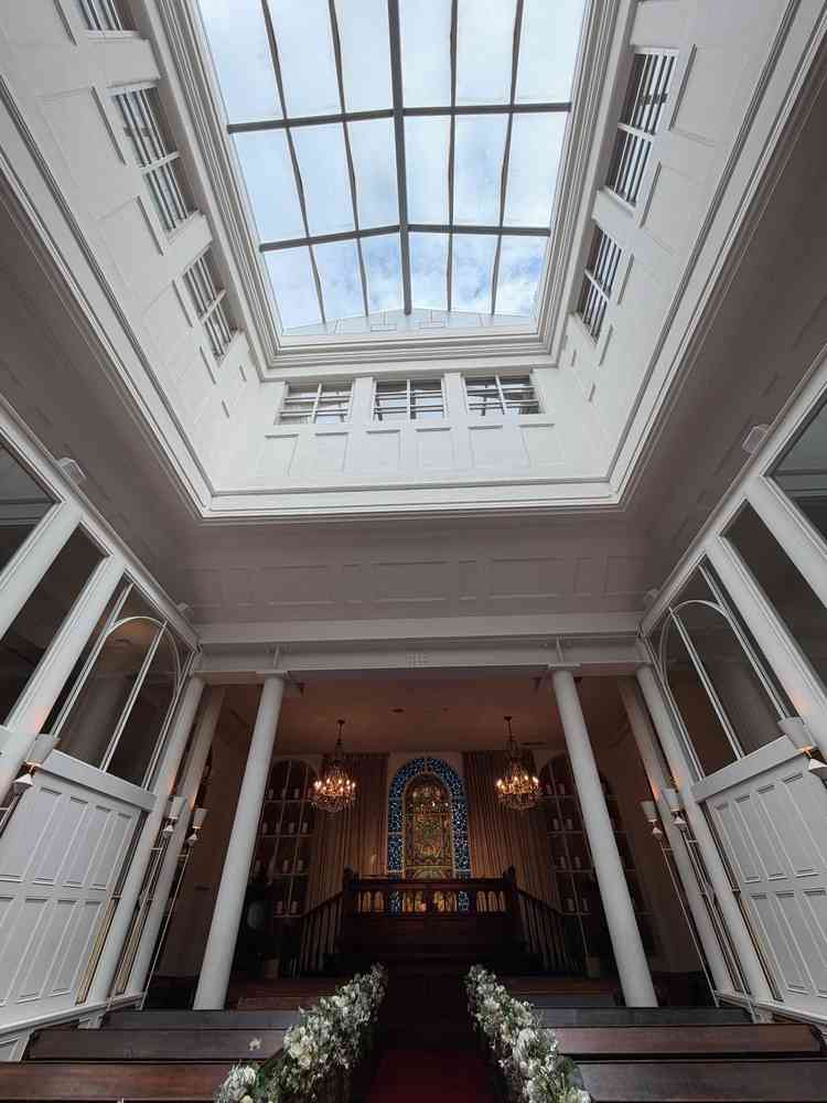 式場では、ゲストの頭上は天井まで高く、自然光が差し込む。オルゴールの音色も綺麗