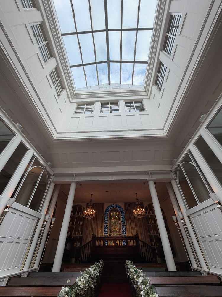 式場では、ゲストの頭上は天井まで高く、自然光が差し込む。オルゴールの音色も綺麗