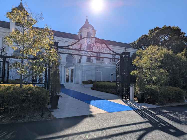 入口は重厚感があり圧巻。バスから降りてすぐこれが見られるのは素晴らしい