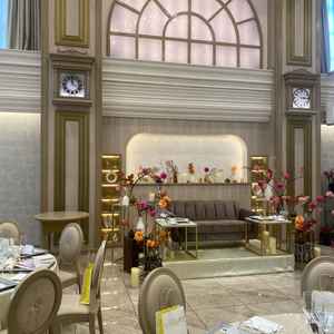 別の披露宴会場です。入った瞬間、お花の香りが漂い、癒されました！！！とても上品なイメージでした。