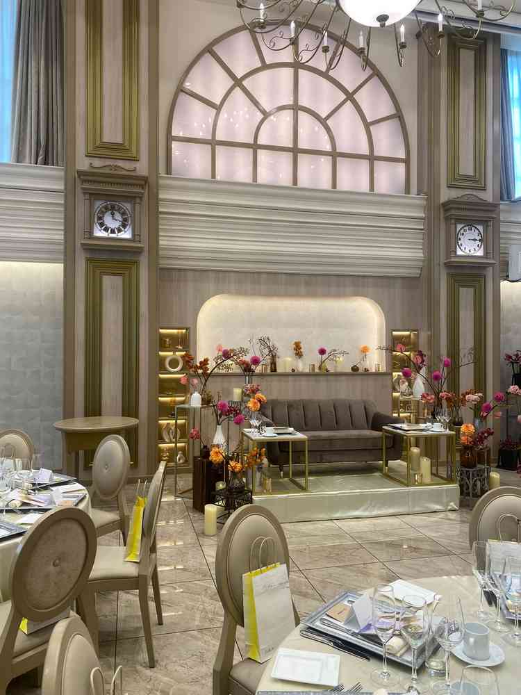 別の披露宴会場です。入った瞬間、お花の香りが漂い、癒されました！！！とても上品なイメージでした。