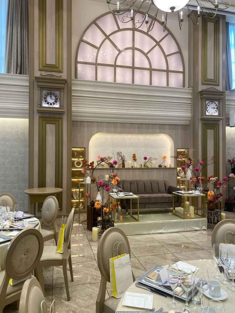 別の披露宴会場です。入った瞬間、お花の香りが漂い、癒されました！！！とても上品なイメージでした。