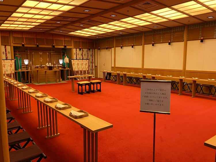 館内神殿はとても厳かで雰囲気がありました。一見の価値ありです。
