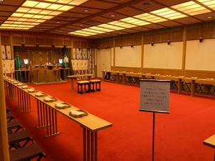 館内神殿はとても厳かで雰囲気がありました。一見の価値ありです。