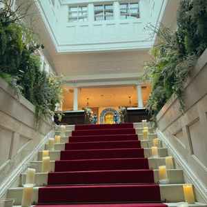 階段を上がるとチャペルがあります。レッドカーペットの長い階段はとても印象的でした。