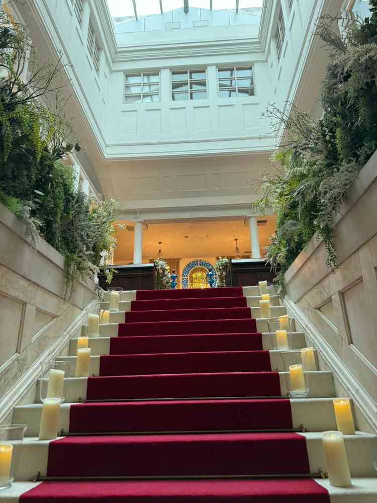 階段を上がるとチャペルがあります。レッドカーペットの長い階段はとても印象的でした。