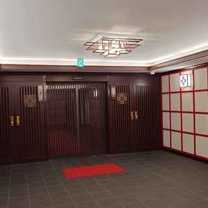 會館の2階にある式場入口。こちらから社殿へ。いい香りがする、支配人選りすぐりの香りとのこと