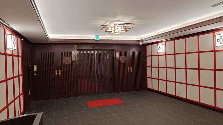 會館の2階にある式場入口。こちらから社殿へ。いい香りがする、支配人選りすぐりの香りとのこと