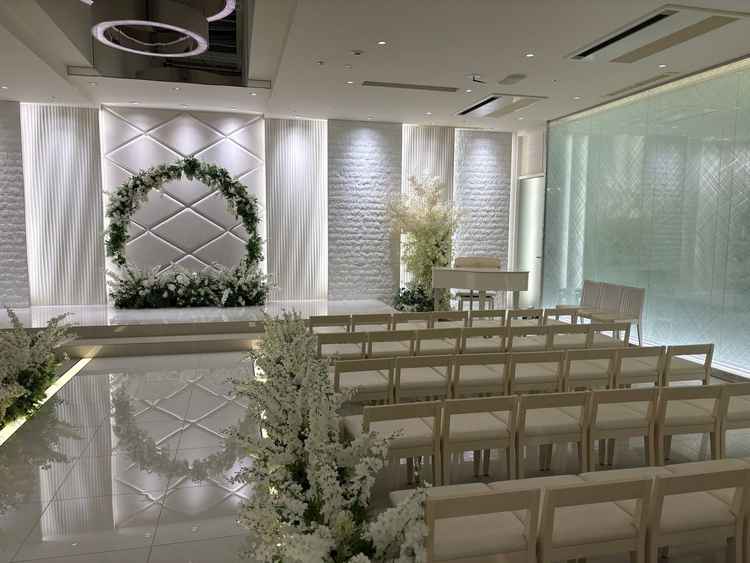 白を基調としたチャペルの雰囲気似合うようピアノも白色で統一されていた