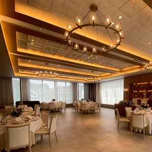 11階披露宴会場。ガラス張りでこちらも自然光を取り入れられる仕組み。最大100名入るそう。