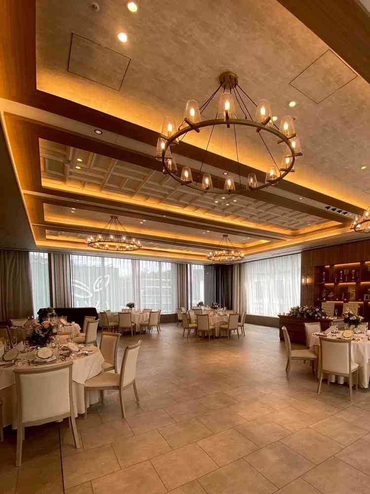 11階披露宴会場。ガラス張りでこちらも自然光を取り入れられる仕組み。最大100名入るそう。