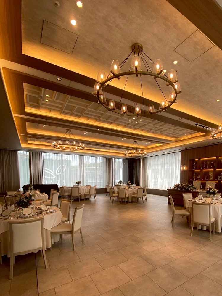 11階披露宴会場。ガラス張りでこちらも自然光を取り入れられる仕組み。最大100名入るそう。