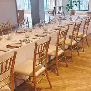 温かみがある空間でした。天井が低く、少人数でも寂しい感じがしない空間づくりをされてた。