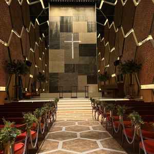 横浜を象徴とするレンガ調の壁と後ろを流れる水、バージンロードの床が素敵でした。