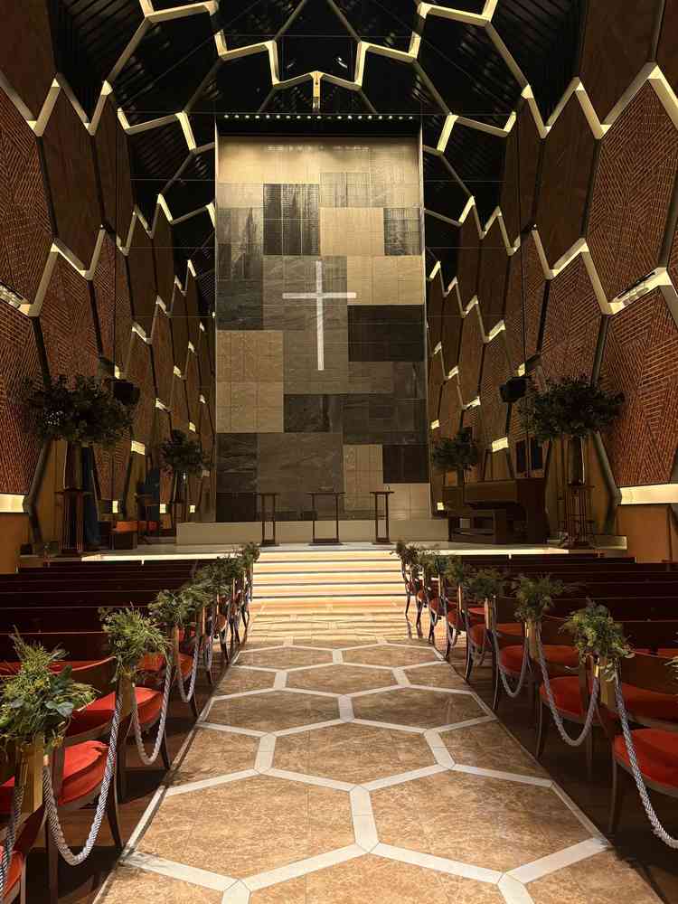 横浜を象徴とするレンガ調の壁と後ろを流れる水、バージンロードの床が素敵でした。