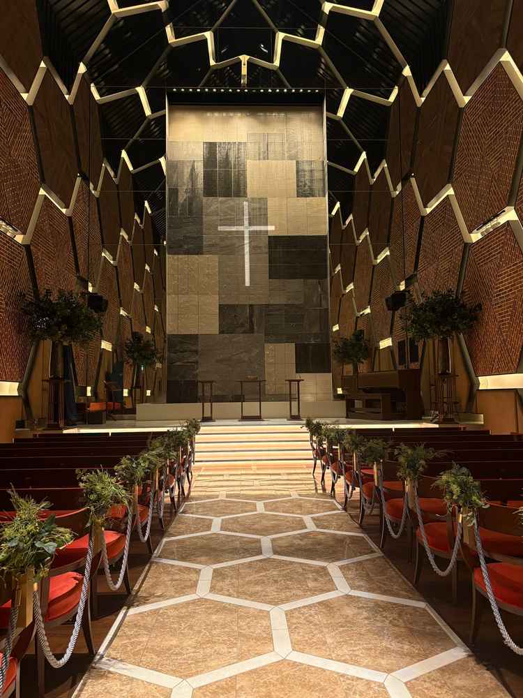 横浜を象徴とするレンガ調の壁と後ろを流れる水、バージンロードの床が素敵でした。