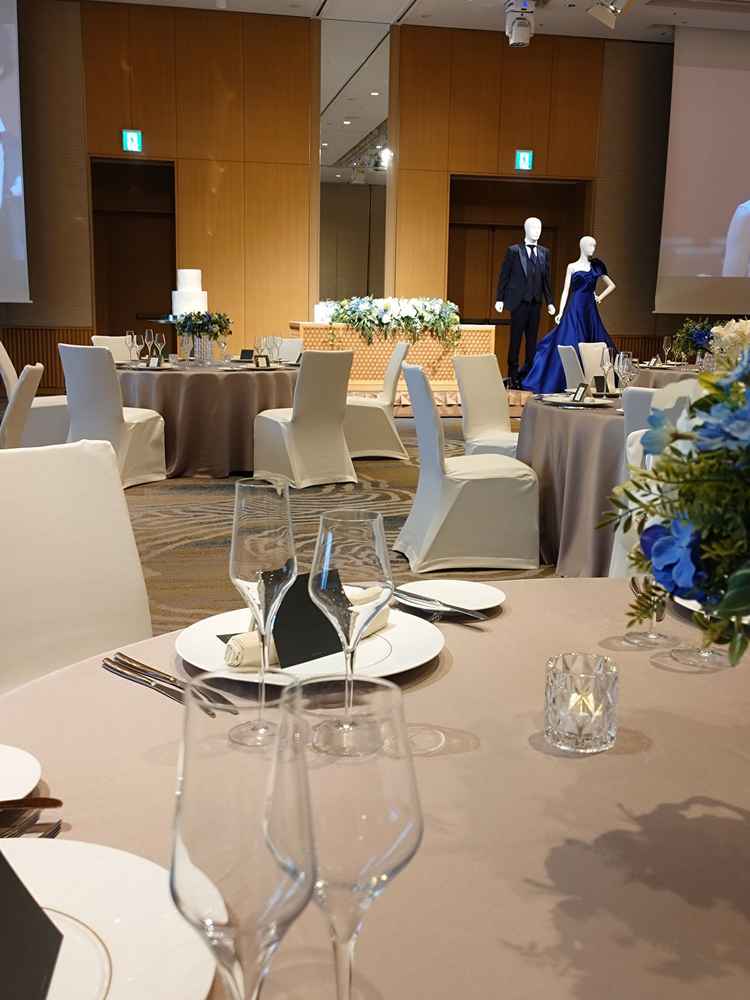 披露宴会場。11テーブルあったが、会場が広く、狭さは感じなかった。