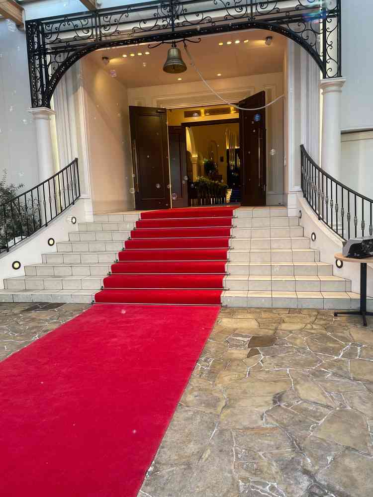 シャボン玉が沢山飛んでいるフラワーシャワーをする場所