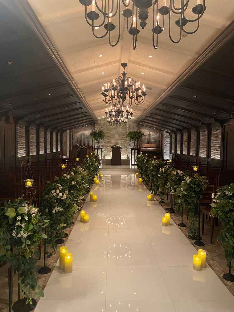 もう一つのチャペル。本物の石を使った壁でひんやりとしてて厳かな感じの挙式を行える。