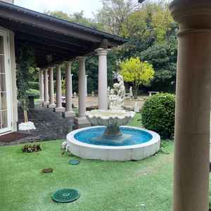 ガーデンにあるオブジェ。アンティークな置物が色んなところにありました。