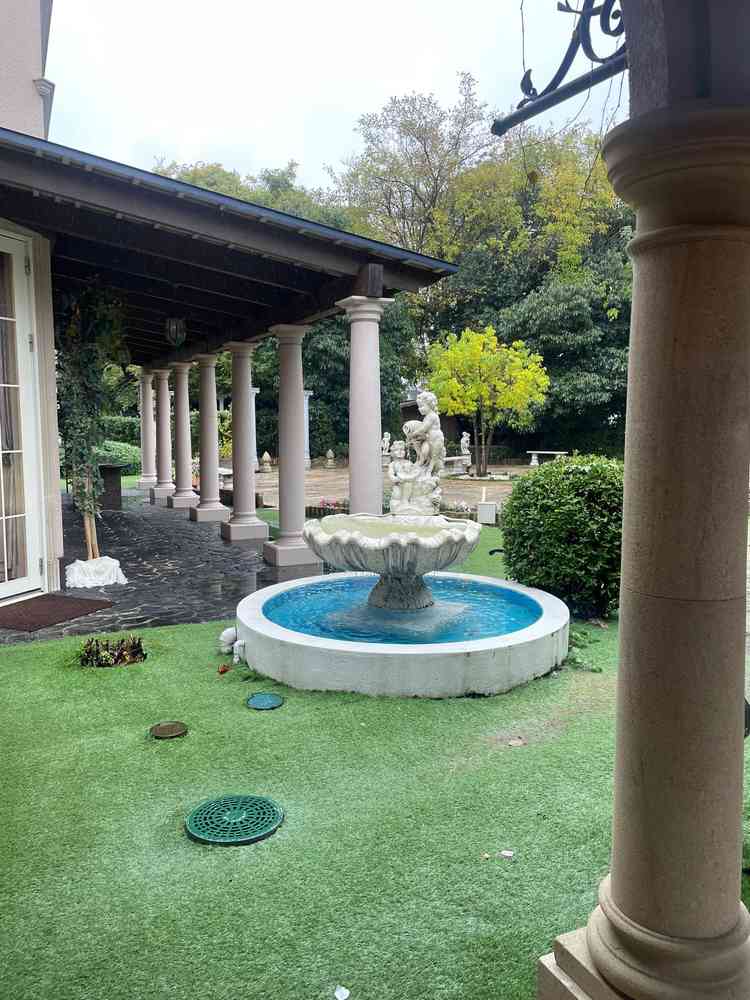 ガーデンにあるオブジェ。アンティークな置物が色んなところにありました。