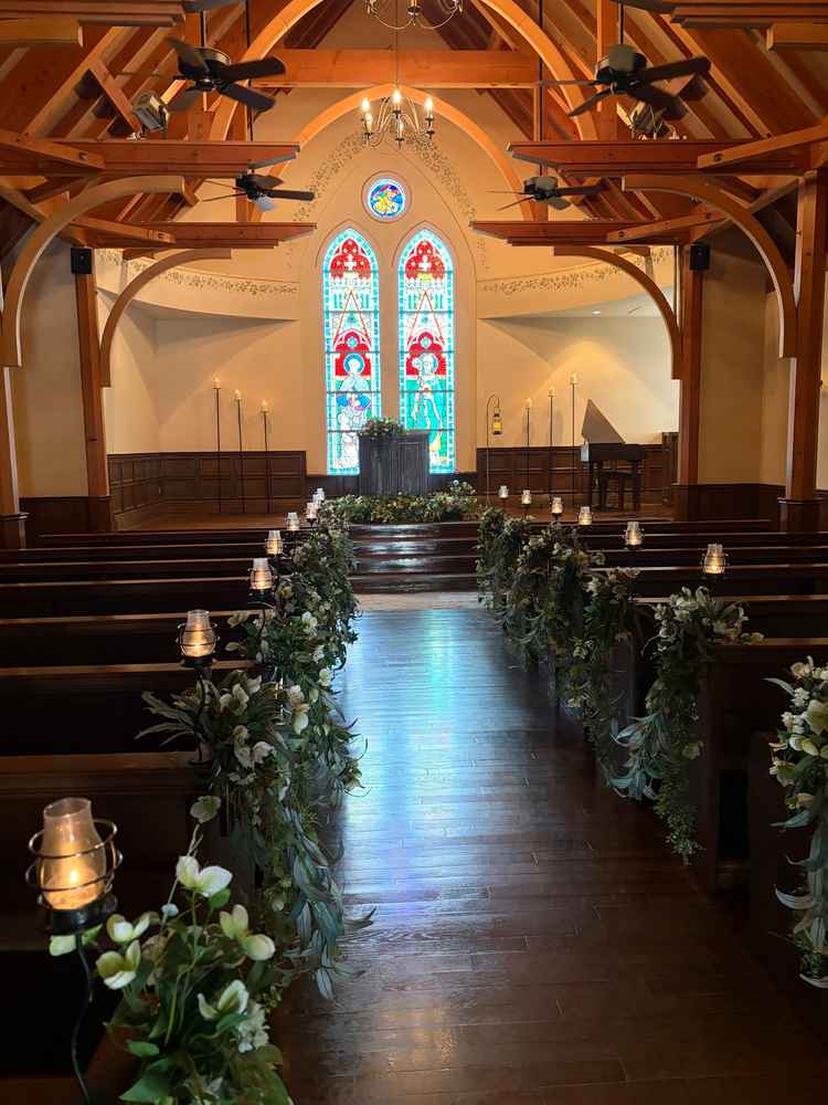 チャペルの様子。ステンドグラスが印象的。木の温かみを感じる。