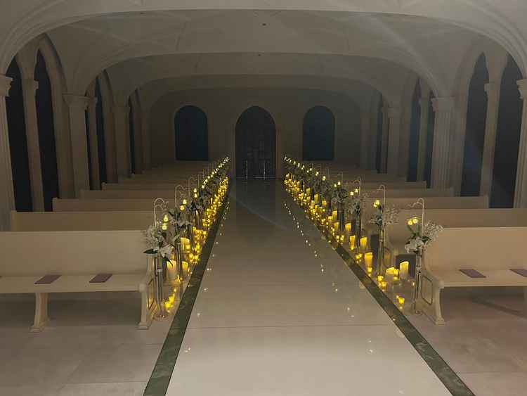 ステンドグラスは演出ができ、ライトを落とすと幻想的な雰囲気にすることも可能です！